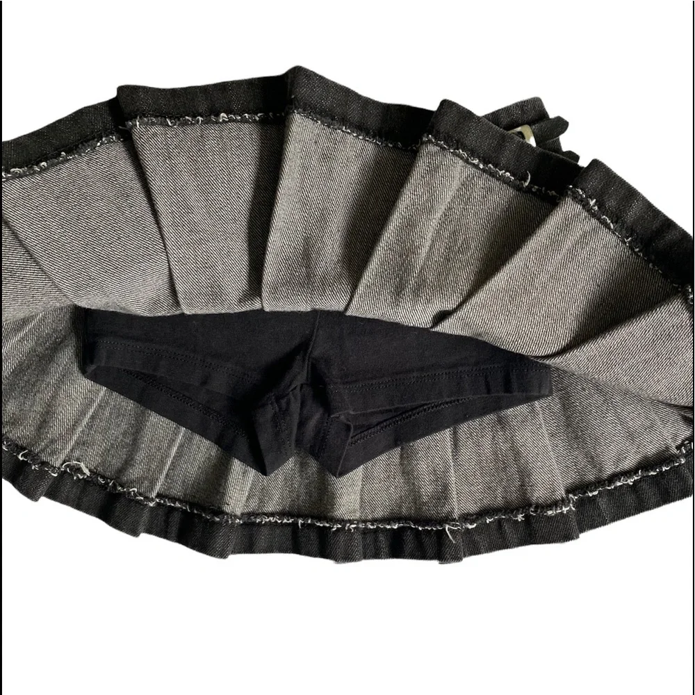 1989 Place Black Pleated Skort with Buckle Detail - Picture 2 of 6